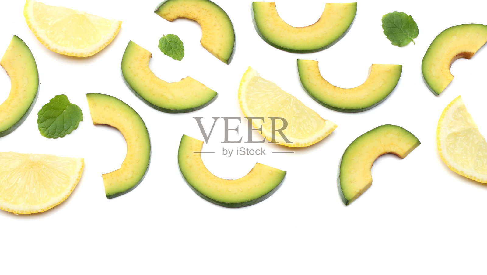 健康食品。切片鳄梨与柠檬孤立的白色背景。俯视图照片摄影图片