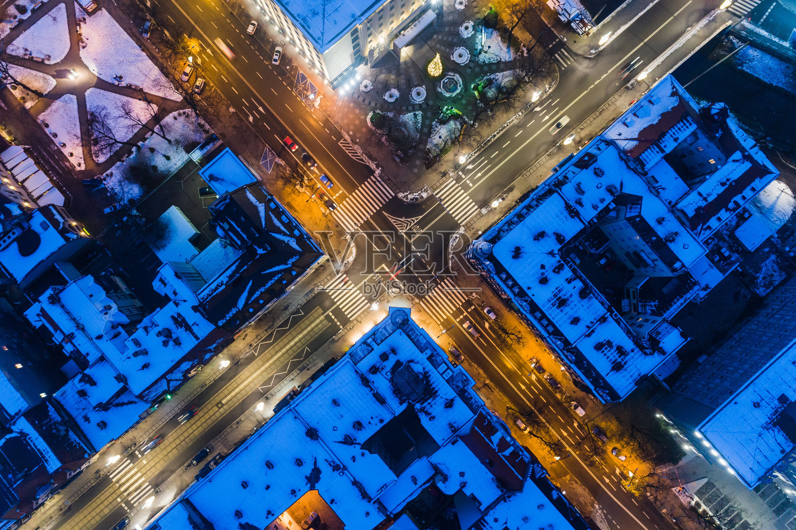 冬季夜晚城市交叉口无人机拍摄照片摄影图片