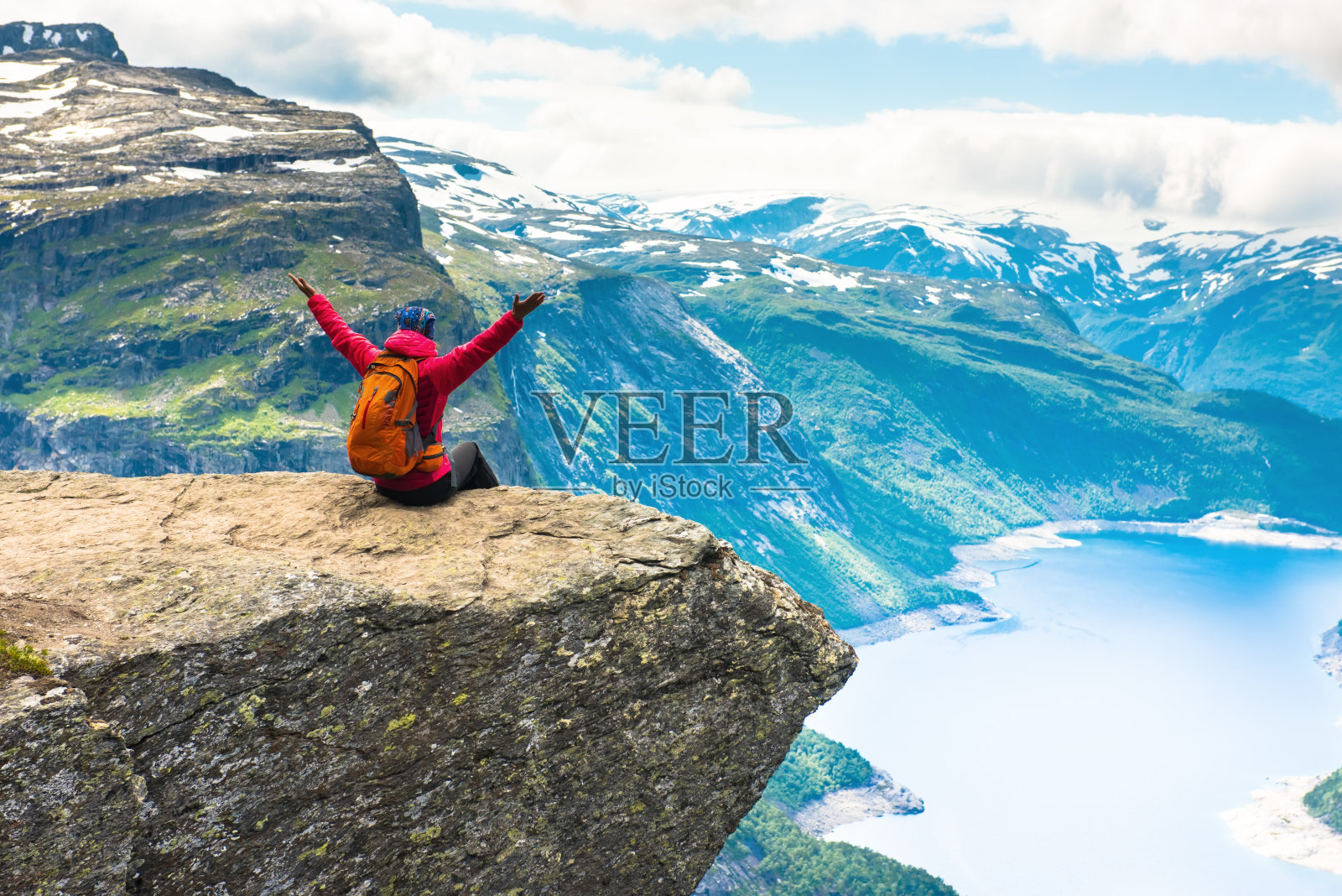 运动女人在挪威巨魔通加摆姿势照片摄影图片