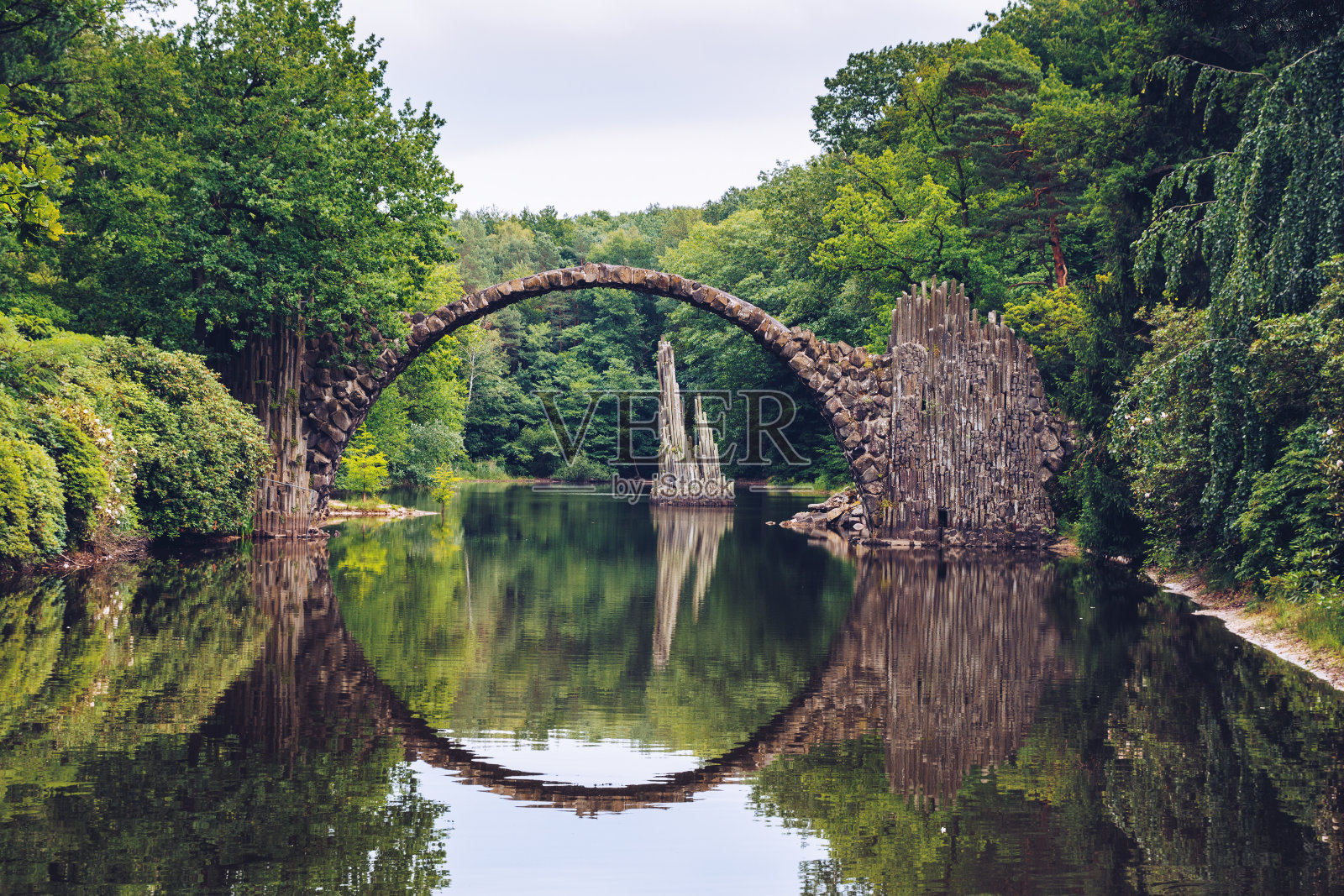 德国Kromlau的Rakotz桥(Rakotzbrucke)也被称为魔鬼桥。桥在水中的倒影形成了一个完整的圆圈。照片摄影图片