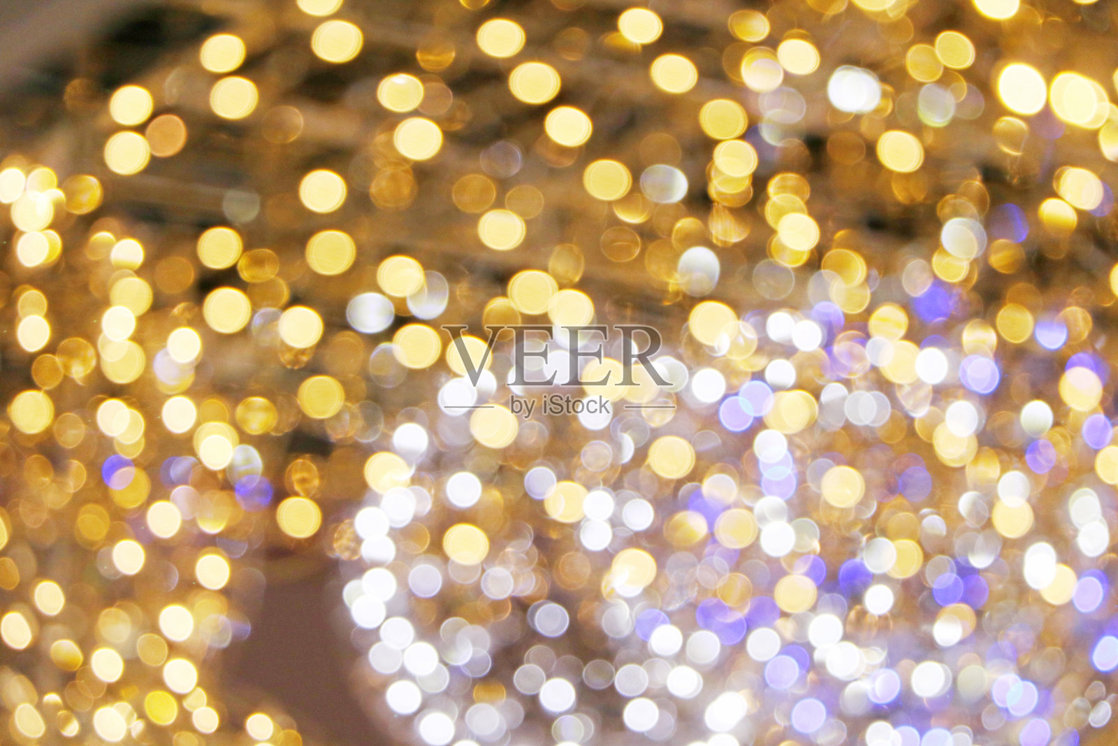 圣诞灯的背景。抽象模糊的彩色灯光。照片摄影图片