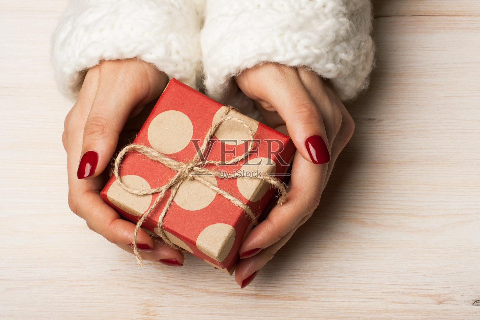 女性的手与包装可爱的礼物照片摄影图片