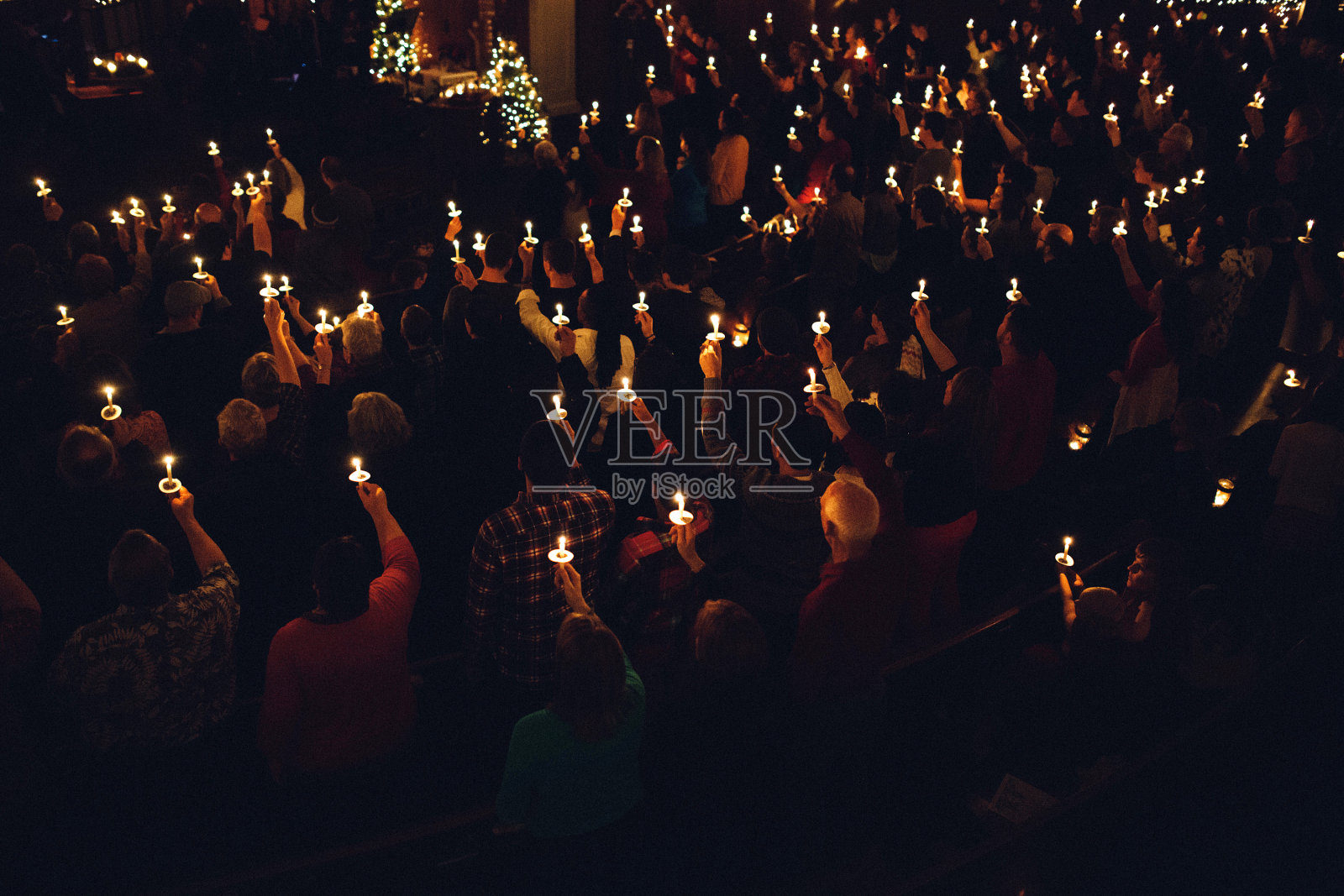 平安夜的烛光教堂服务照片摄影图片