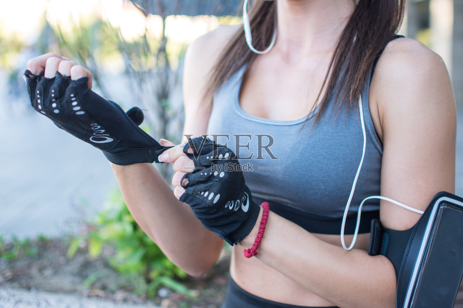 女人的手戴着运动手套的特写。照片摄影图片