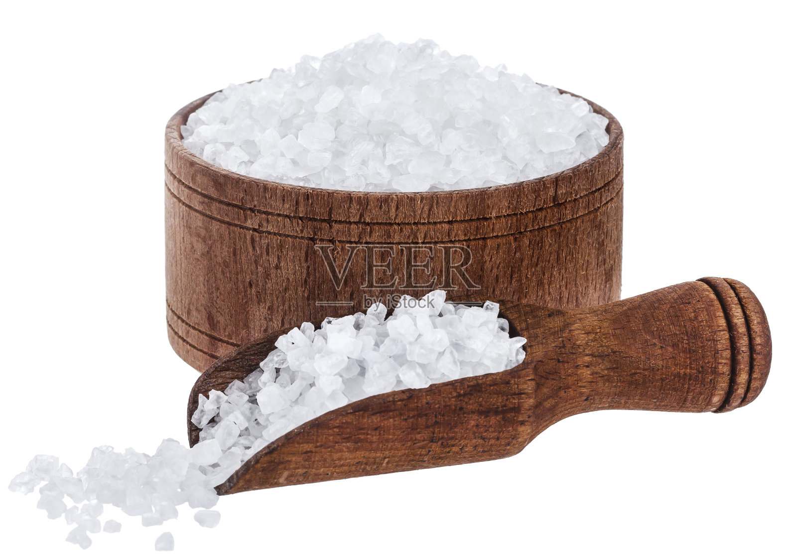 海盐在木碗和勺子孤立的白色背景特写，俯视图照片摄影图片