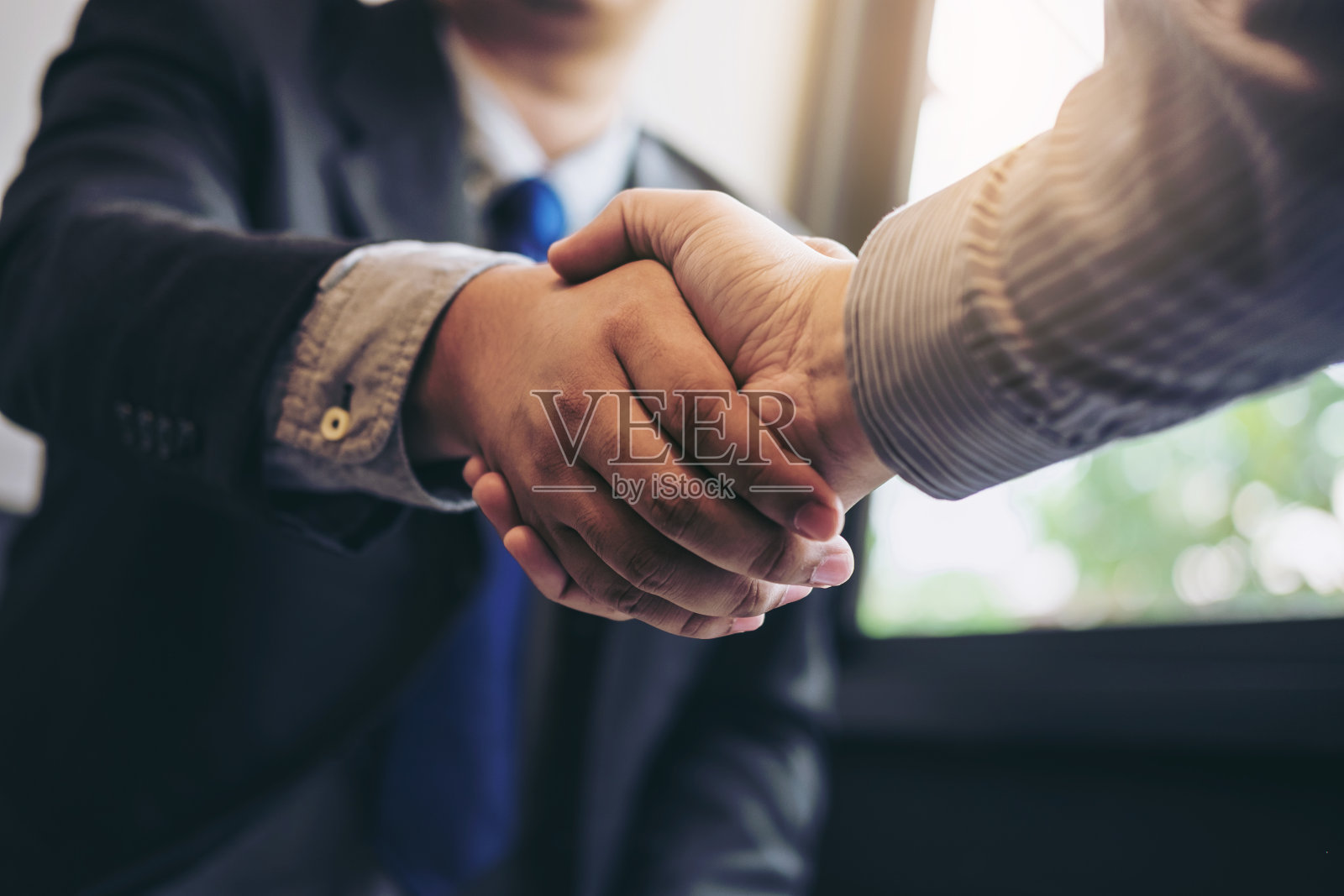 两个商人在会议期间握手，签署协议，成为一个商业伙伴，企业，公司，自信，成功的交易，他们的公司之间的合同照片摄影图片