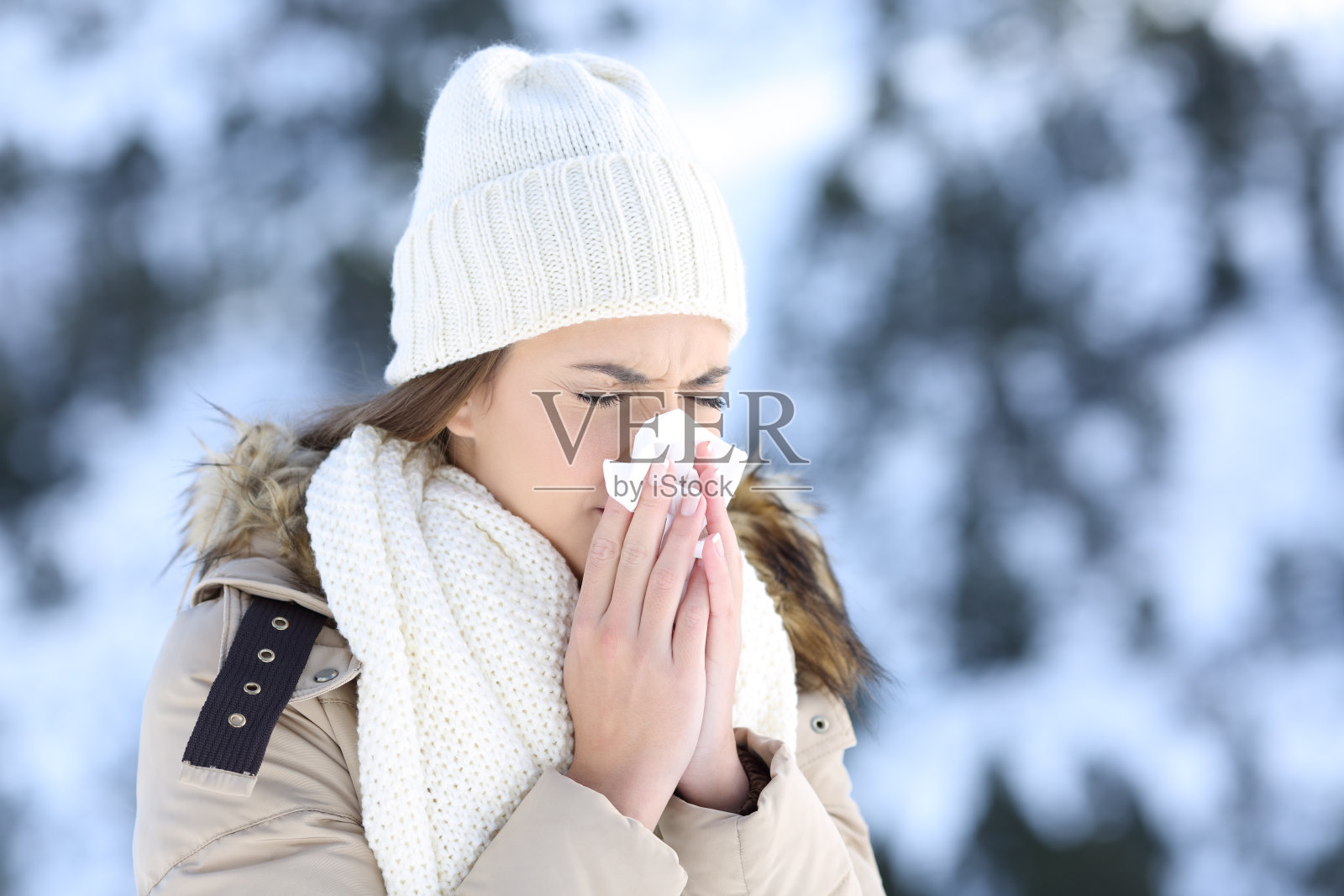 一个女人在寒冷的雪天里吹纸巾照片摄影图片