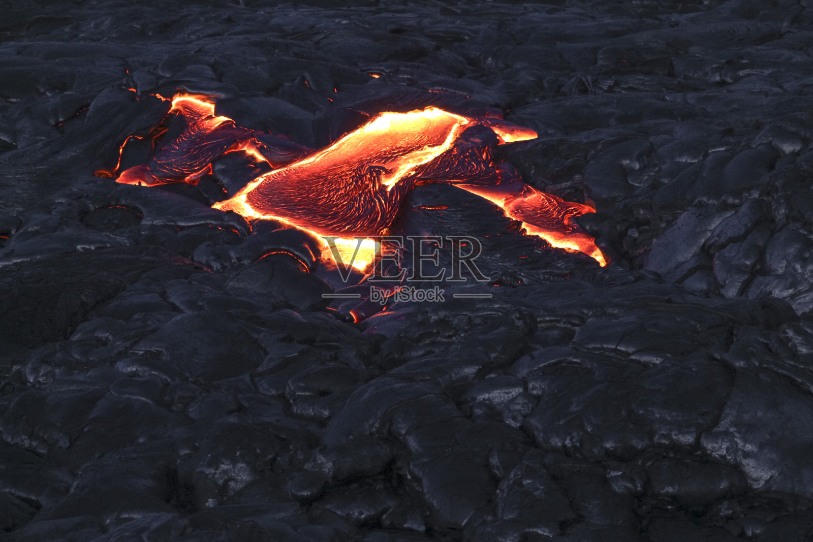 炽热的熔岩流从夏威夷大岛附近照片摄影图片