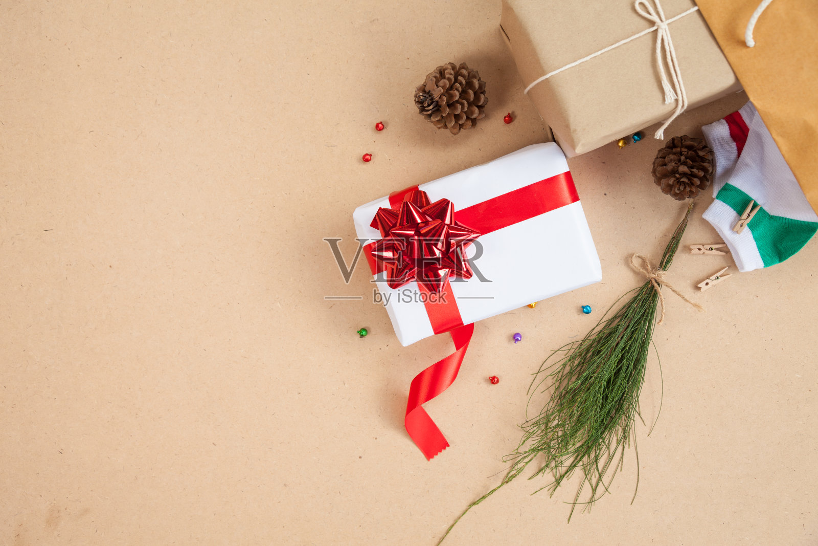 礼盒用红丝带捆扎，装饰圣诞节的物品照片摄影图片