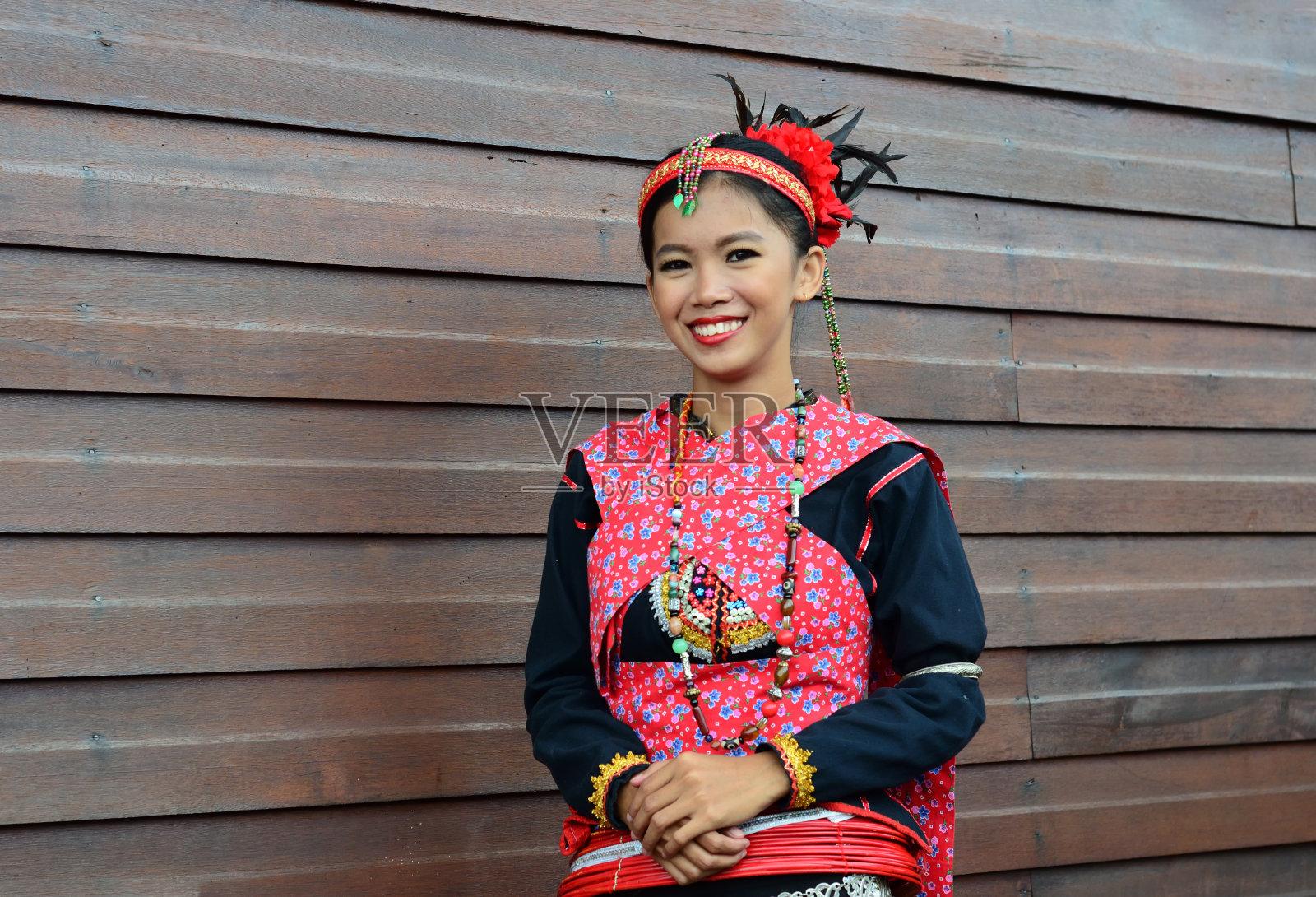 美丽的马来西亚婆罗洲土著女孩的肖像穿着传统服装。照片摄影图片