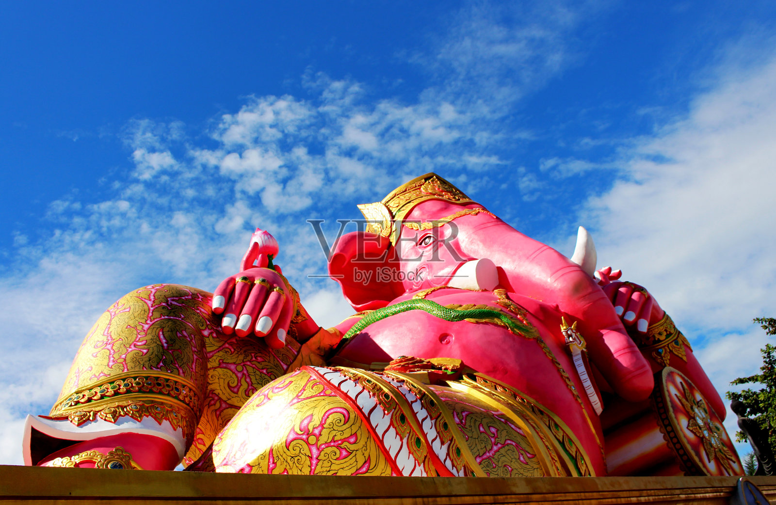 大粉色的印度神甘尼萨，白色的云和蓝色的天空背景来自泰国照片摄影图片