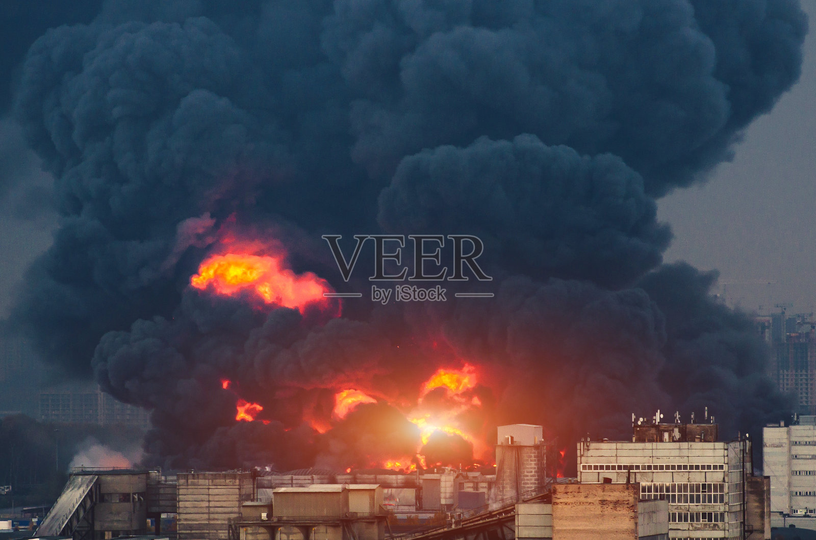燃气管道发生巨灾瓦斯爆炸，引起火灾和黑烟。照片摄影图片