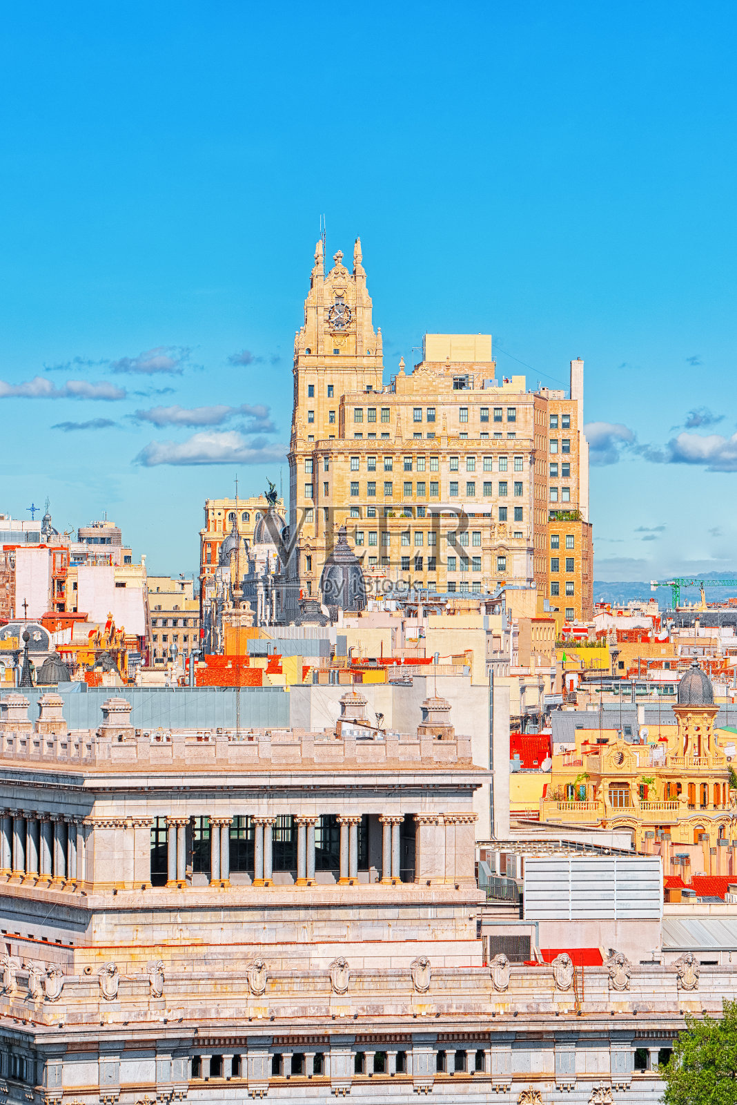 从上面俯瞰西班牙首都马德里的全景照片摄影图片