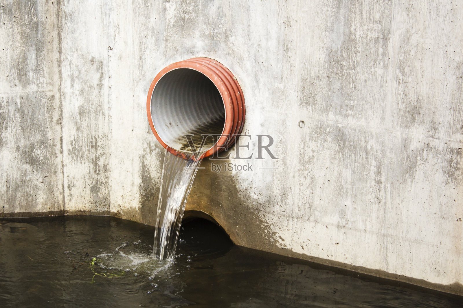 有毒水从肮脏的地下下水道中流出，用于疏浚排水隧道的清洗。照片摄影图片