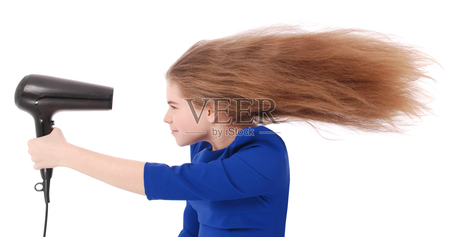 年轻女孩在用吹风机照片摄影图片