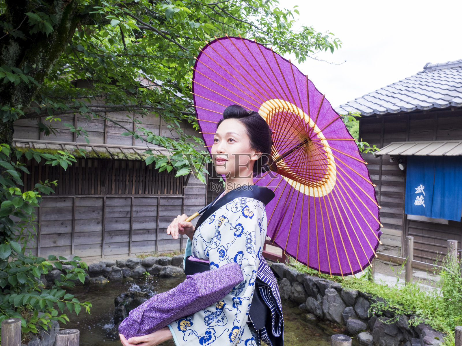 日本妇女穿着传统和服和纸伞。照片摄影图片