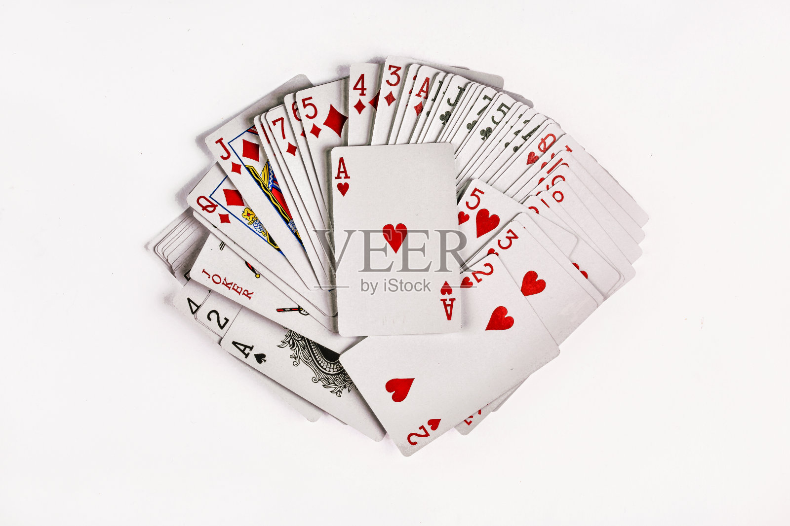 用于玩扑克的纸牌是孤立在白色背景上的。照片摄影图片