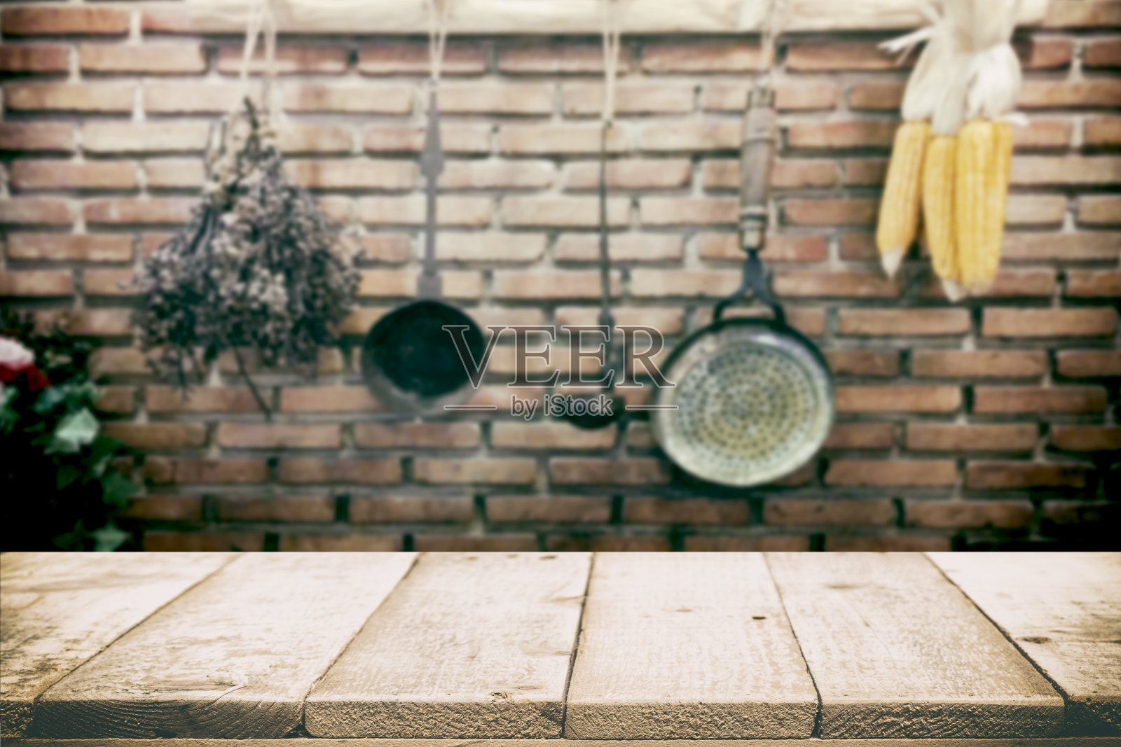 木质桌面上的复古厨房用具背景。照片摄影图片