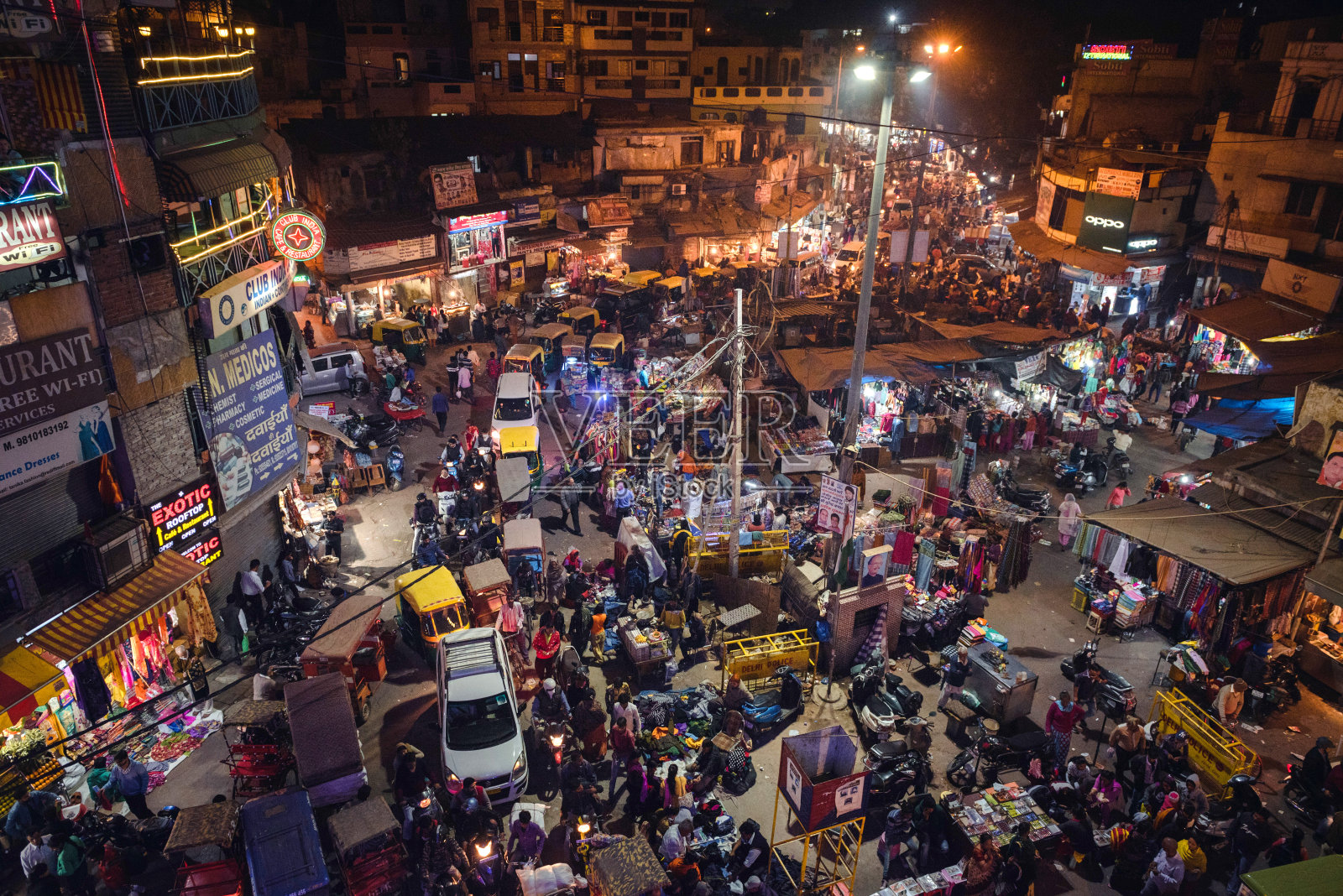 印度,新德里。Paharganj主要集市街。晚上道路交通。照片摄影图片