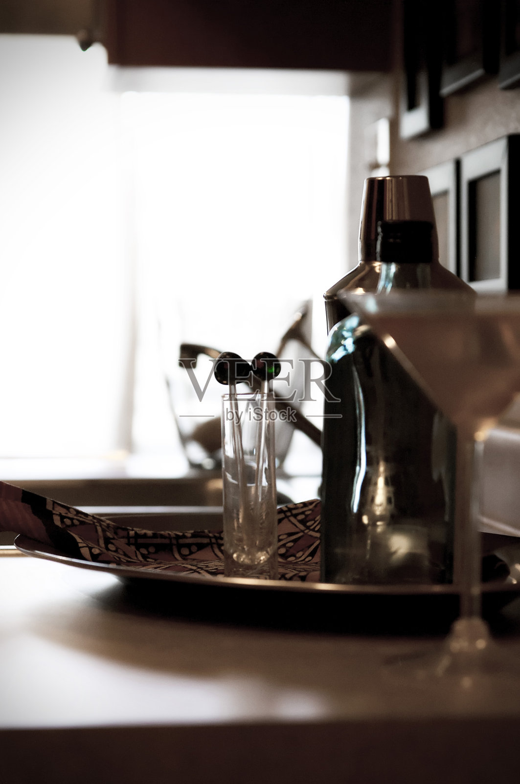现代厨房里酒吧用具的剪影照片摄影图片