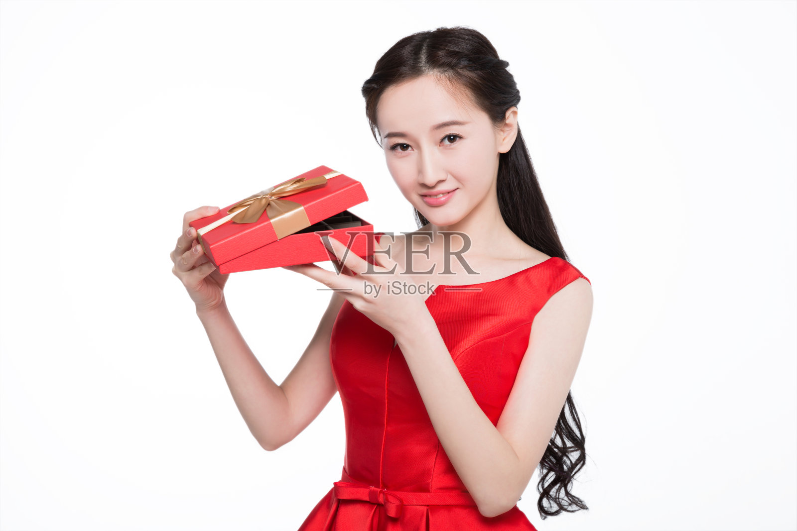 穿着红裙子的女人拿着一个没有包装的礼品盒照片摄影图片