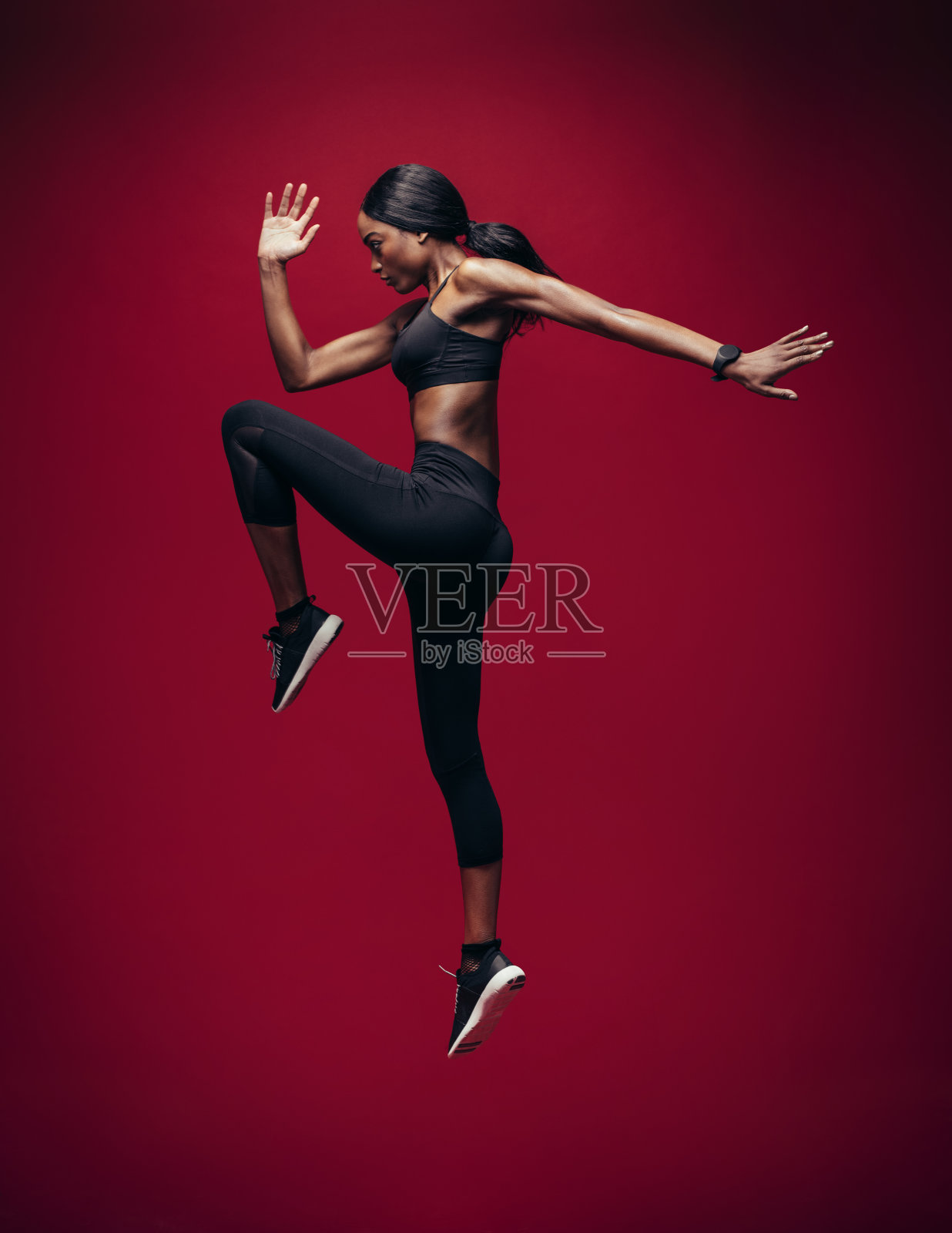 女运动员跳跃和伸展照片摄影图片