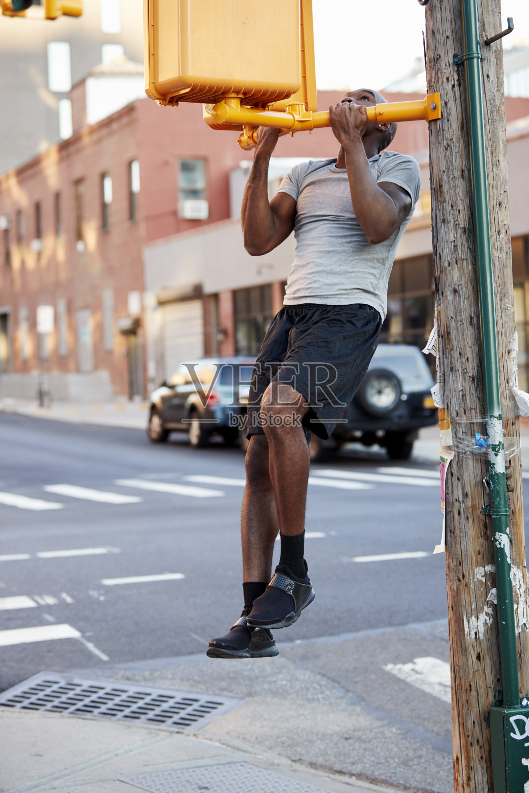 一个年轻黑人在布鲁克林大街做垂直俯卧撑照片摄影图片