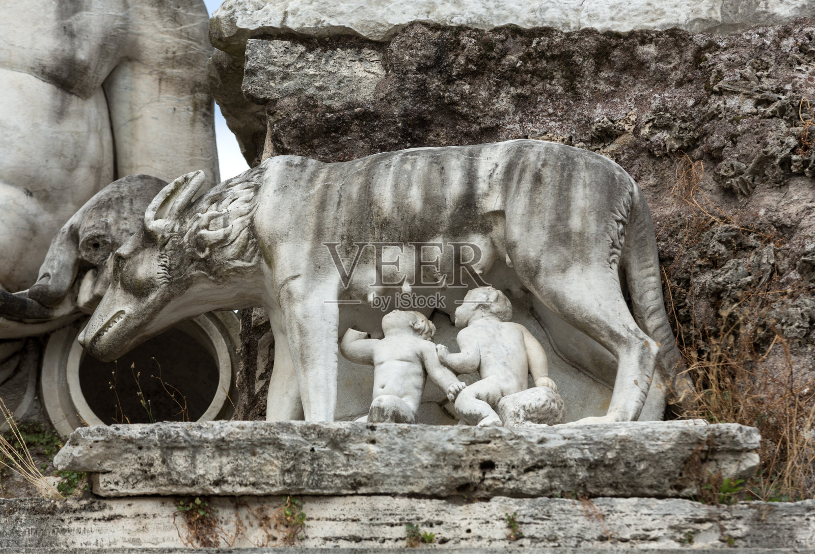 罗马-波波罗广场。哺育幼崽的母狼罗穆卢斯和雷穆斯罗马城市和帝国的传统奠基人照片摄影图片