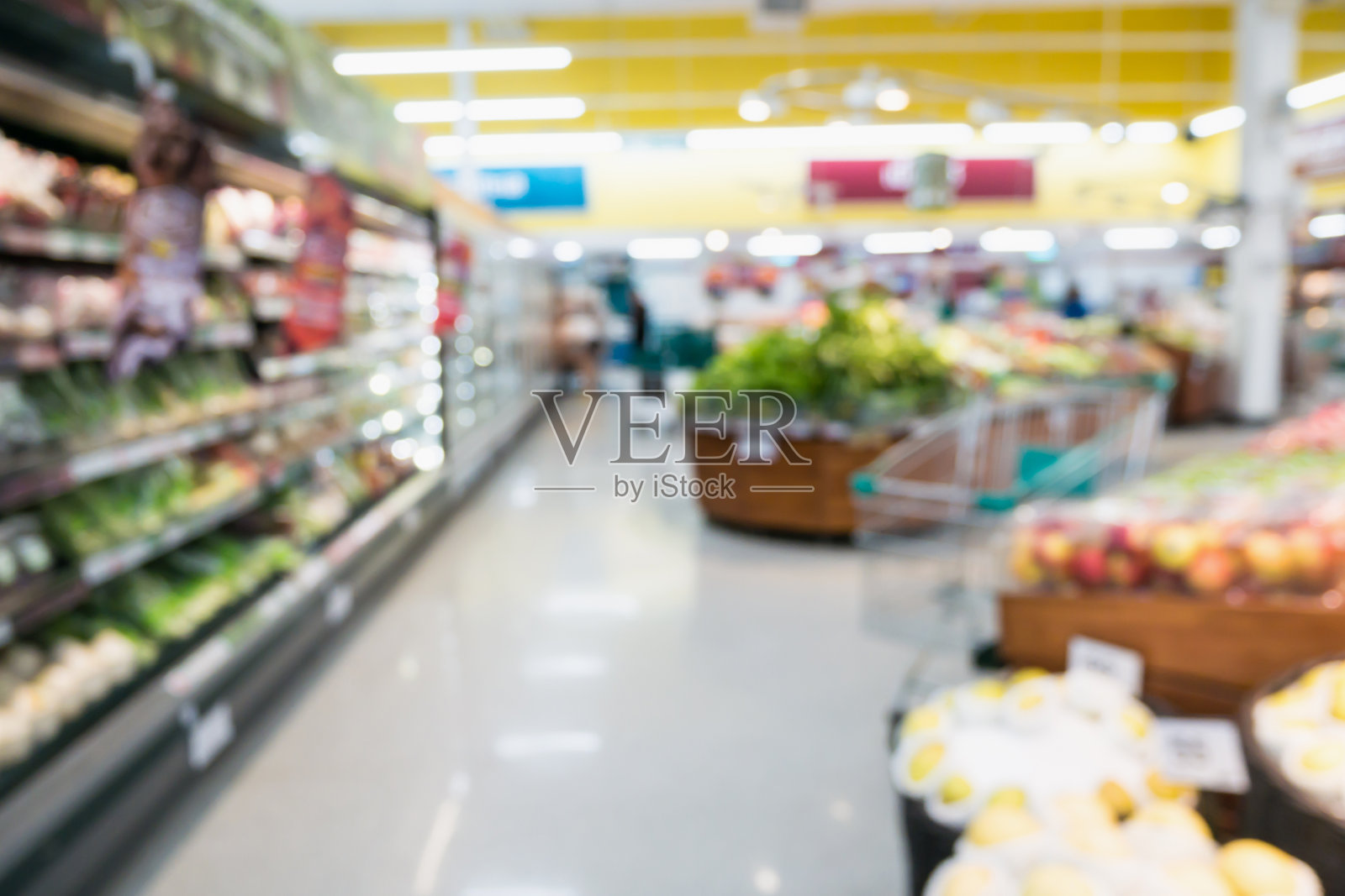 超市杂货店的货架上有水果和蔬菜模糊的背景照片摄影图片