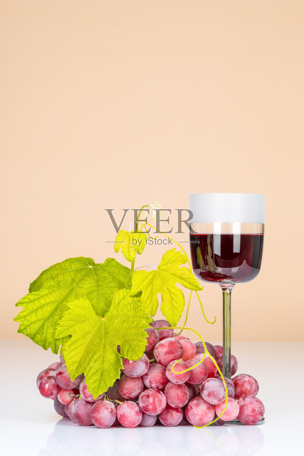 葡萄、葡萄酒和葡萄酒杯照片摄影图片