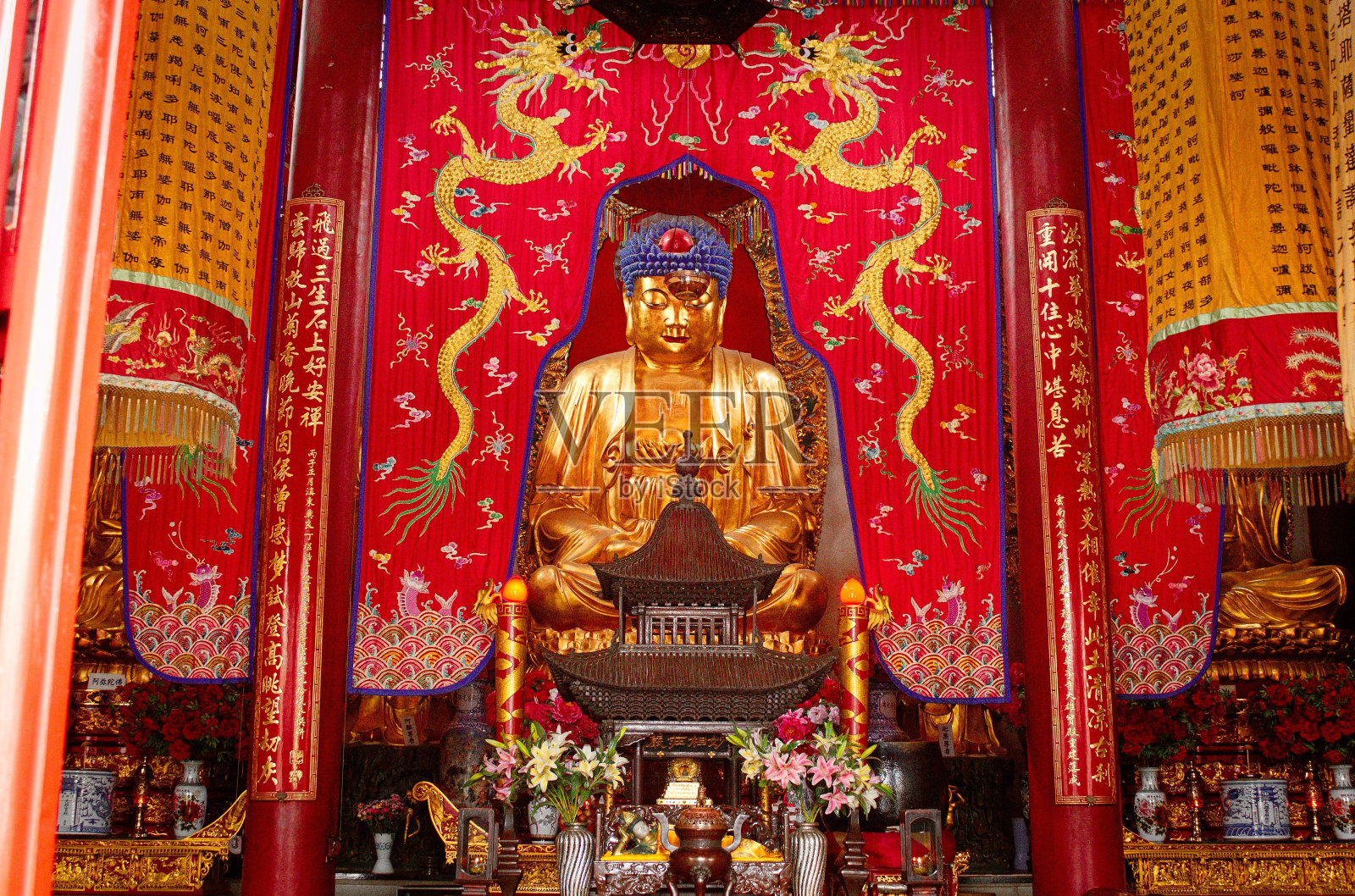 佛像-中国寺庙的祭坛(昆明，云南，中国)照片摄影图片