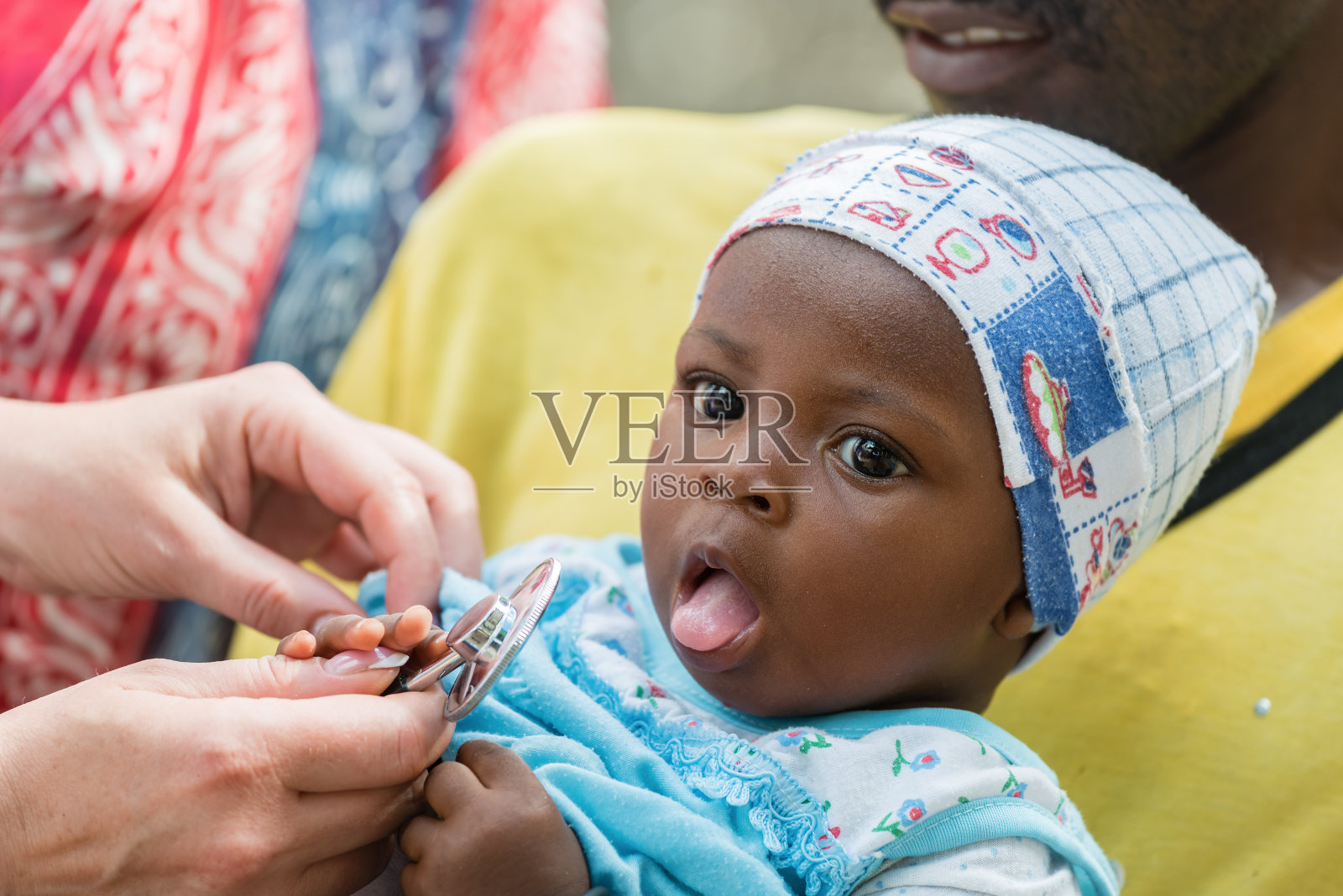 对非洲婴儿的医学检查照片摄影图片