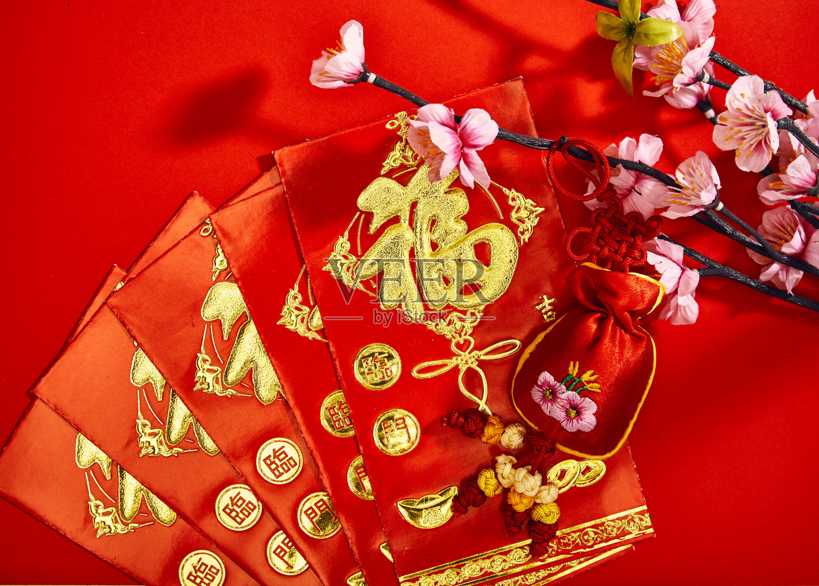 梅花配红包，红布袋，中国人的拜物教(洋文寓意祝福)照片摄影图片