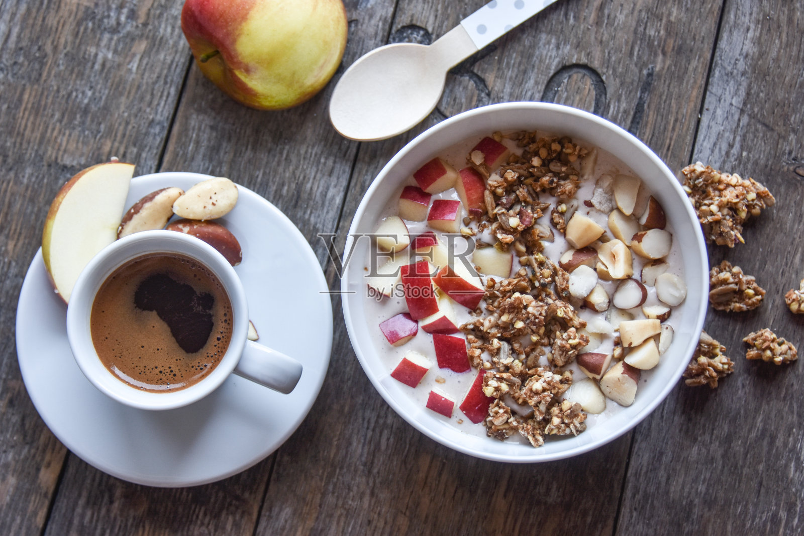 健康早餐——酸奶加格兰诺拉麦片和咖啡照片摄影图片
