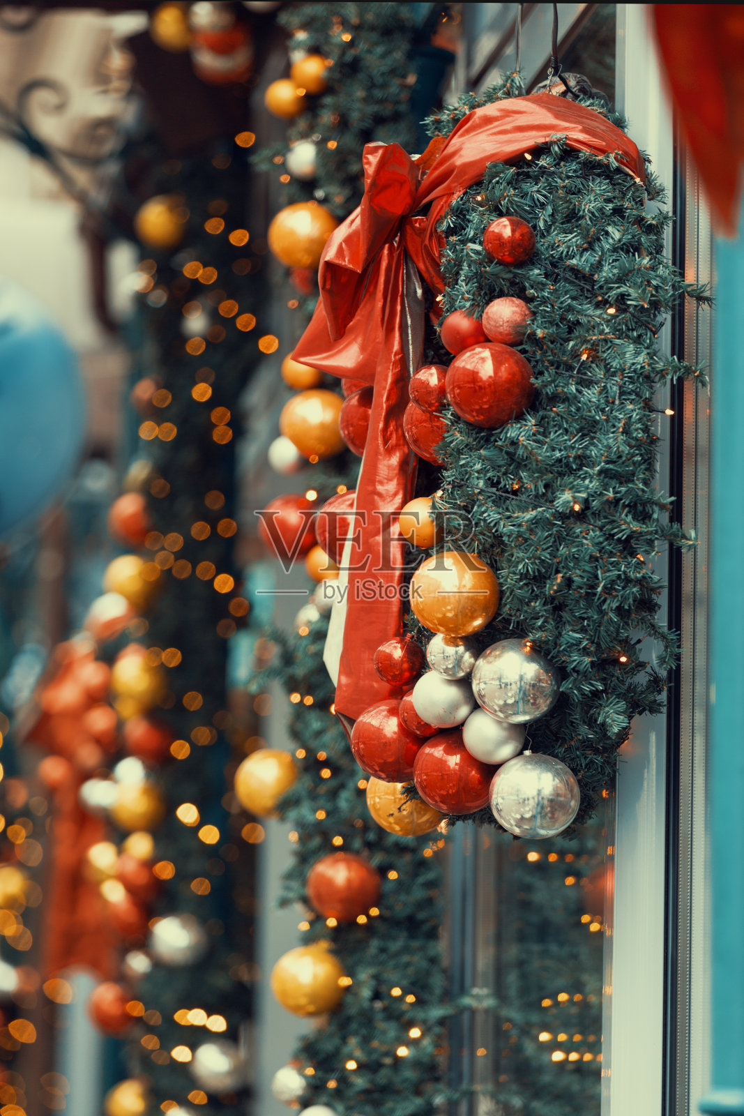 商店橱窗上的圣诞装饰品照片摄影图片