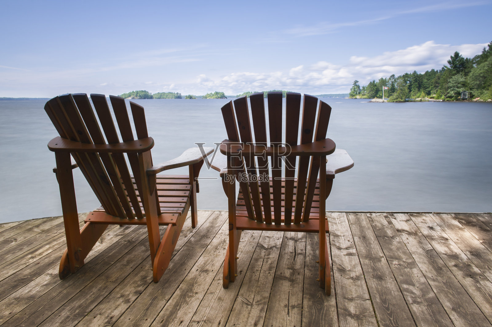 加拿大木头码头上的阿迪朗达克椅子照片摄影图片
