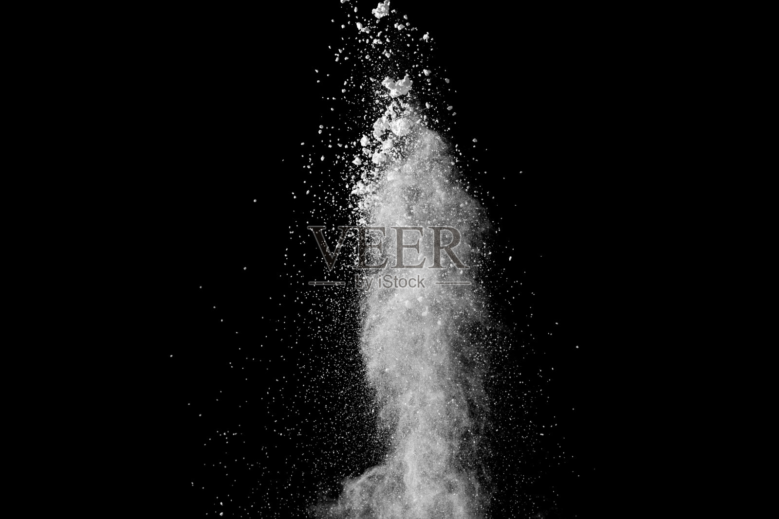 抽象的白色粉末飞溅在黑色背景上，彩色粉末爆炸的冻结运动。在黑色背景上溅有粉末粉尘。照片摄影图片