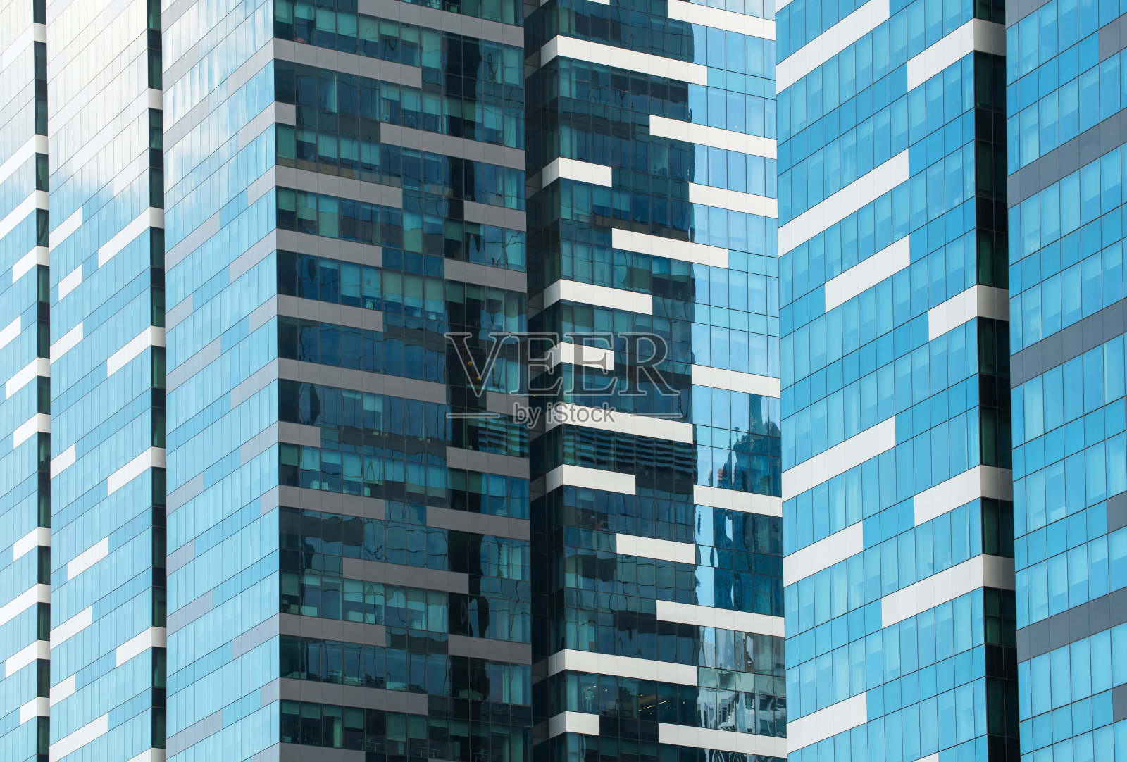 现代城市高层建筑的玻璃立面照片摄影图片