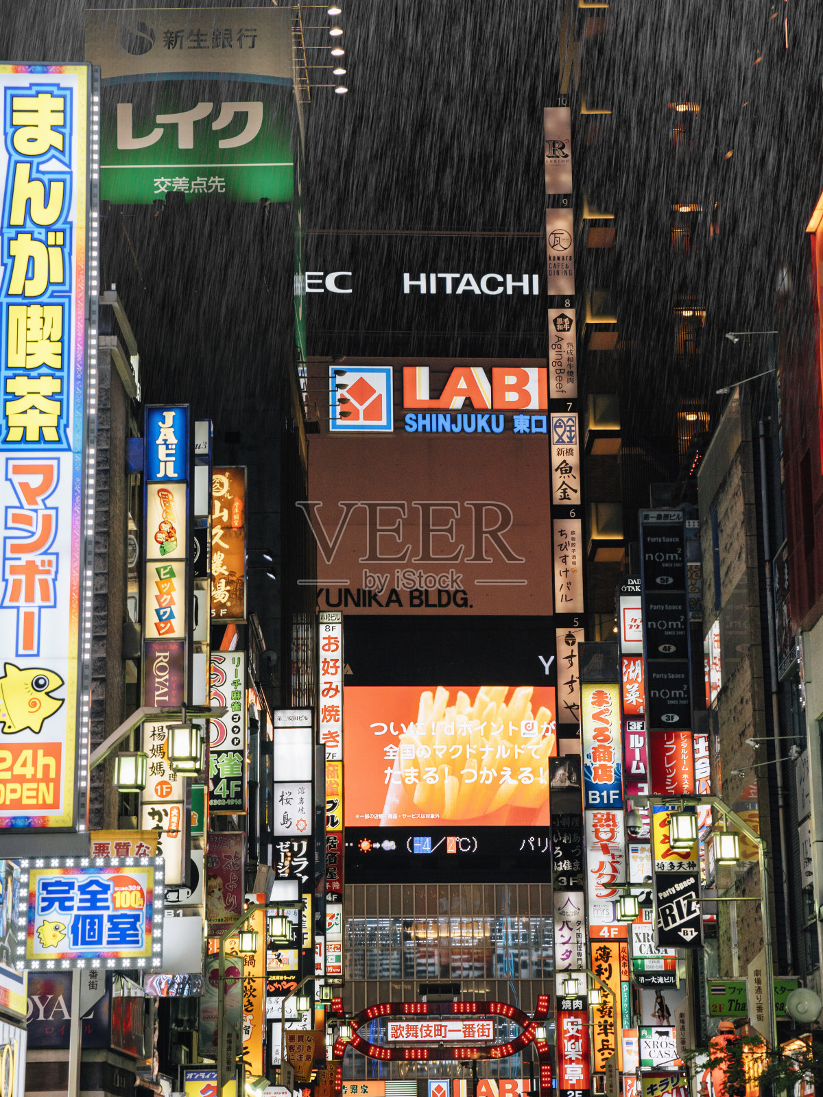 雨中的东京新宿区，日本照片摄影图片