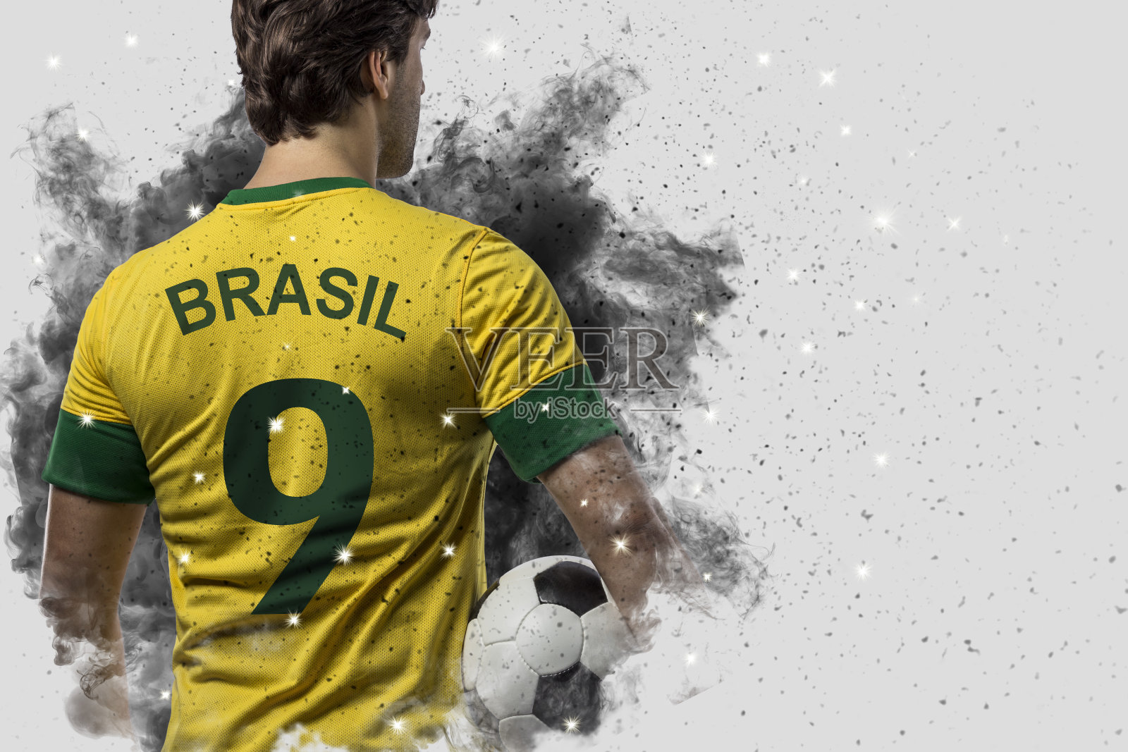 一名巴西足球运动员从一团浓烟中走出来。庆祝。照片摄影图片