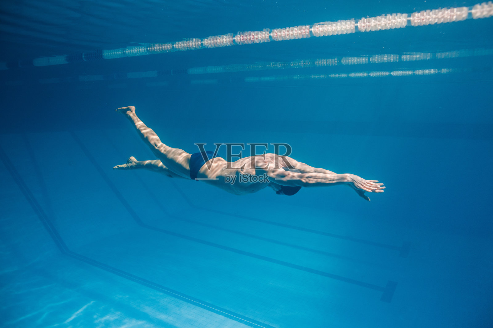 水下照片的男游泳运动员游泳我游泳池照片摄影图片