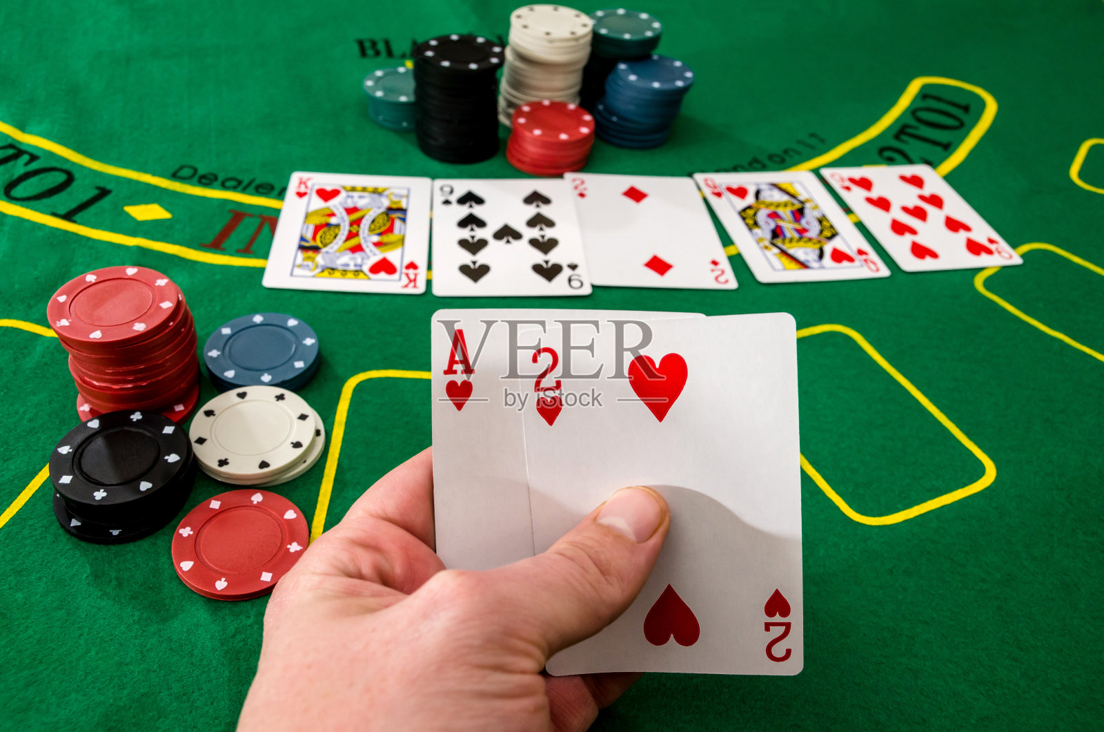 一个两张牌的特写扑克玩家照片摄影图片