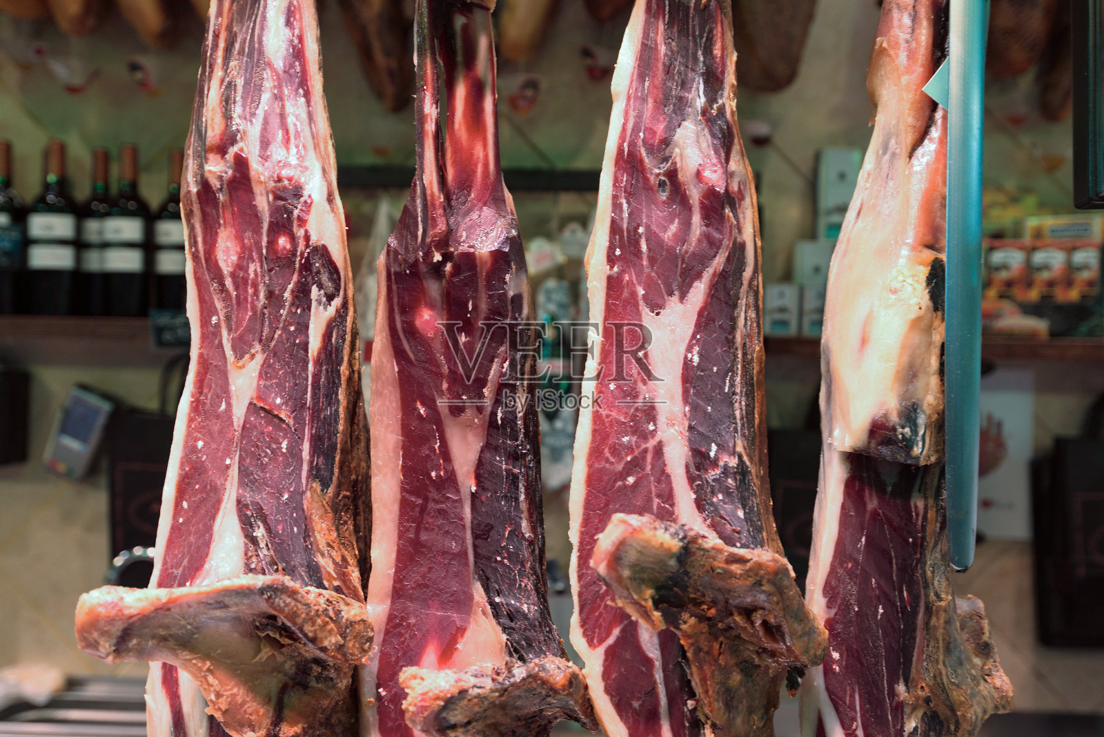 欧洲,西班牙加泰罗尼亚。巴塞罗那市中心的火腿市场照片摄影图片
