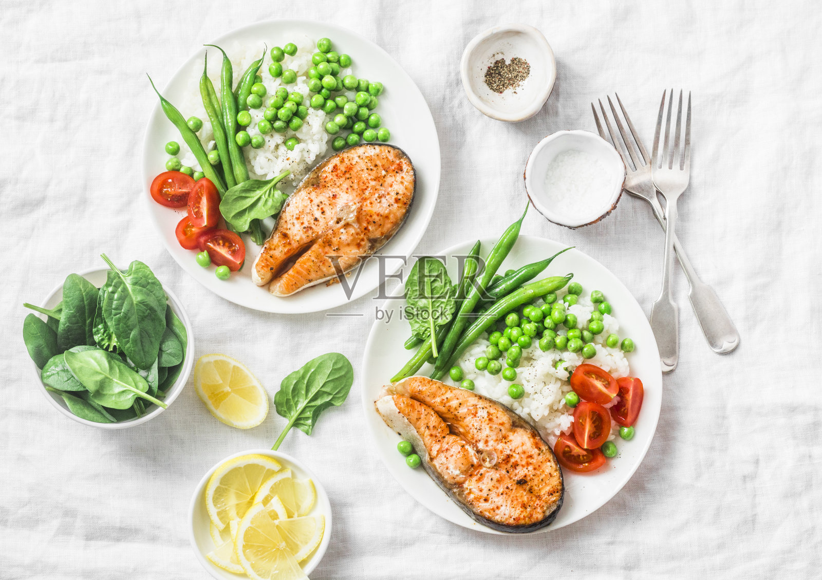 健康均衡的地中海饮食午餐-烤鲑鱼，米饭，青豆和四季豆在光的背景，俯视图。平躺照片摄影图片
