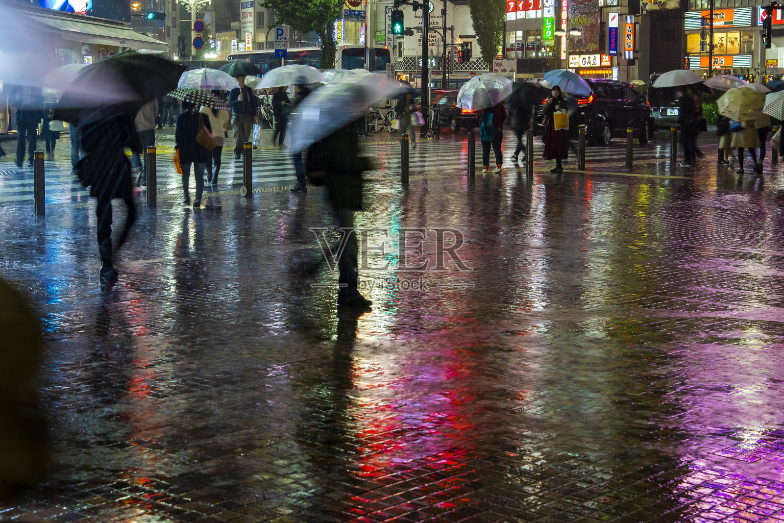 雨中的城市:在繁忙的东京街道在夜晚倾盆大雨照片摄影图片