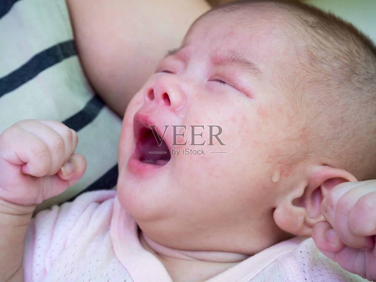 新生女婴哭闹照片摄影图片