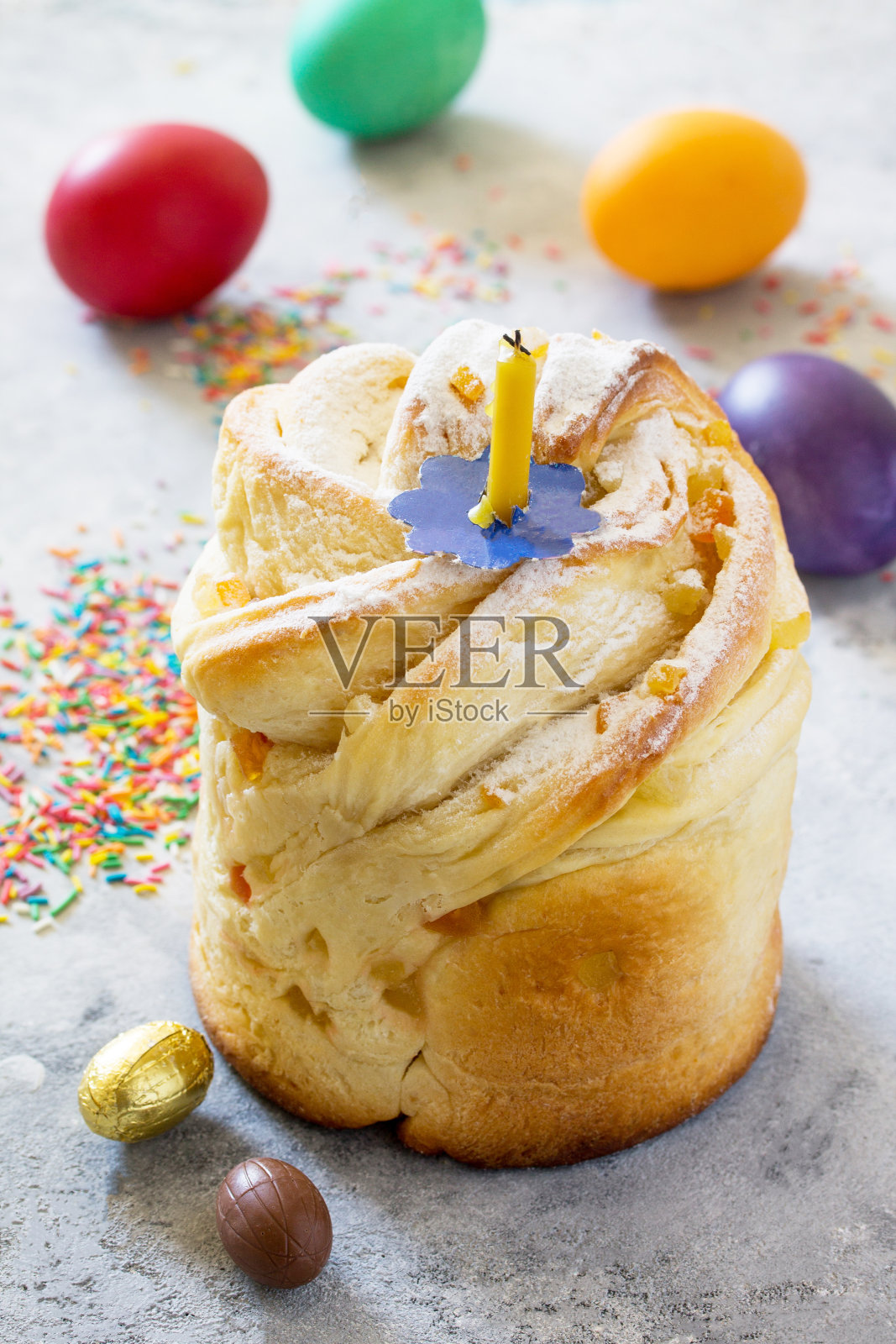 复活节的背景。节日餐桌上的传统食物是面包、糖果、蛋糕和复活节彩蛋。复活节的配方。照片摄影图片