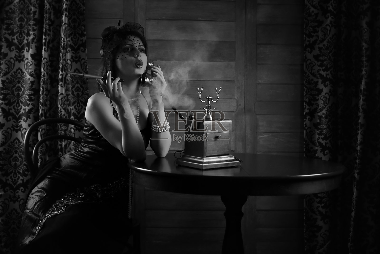 美丽的20世纪30年代的女孩吸烟单色照片摄影图片
