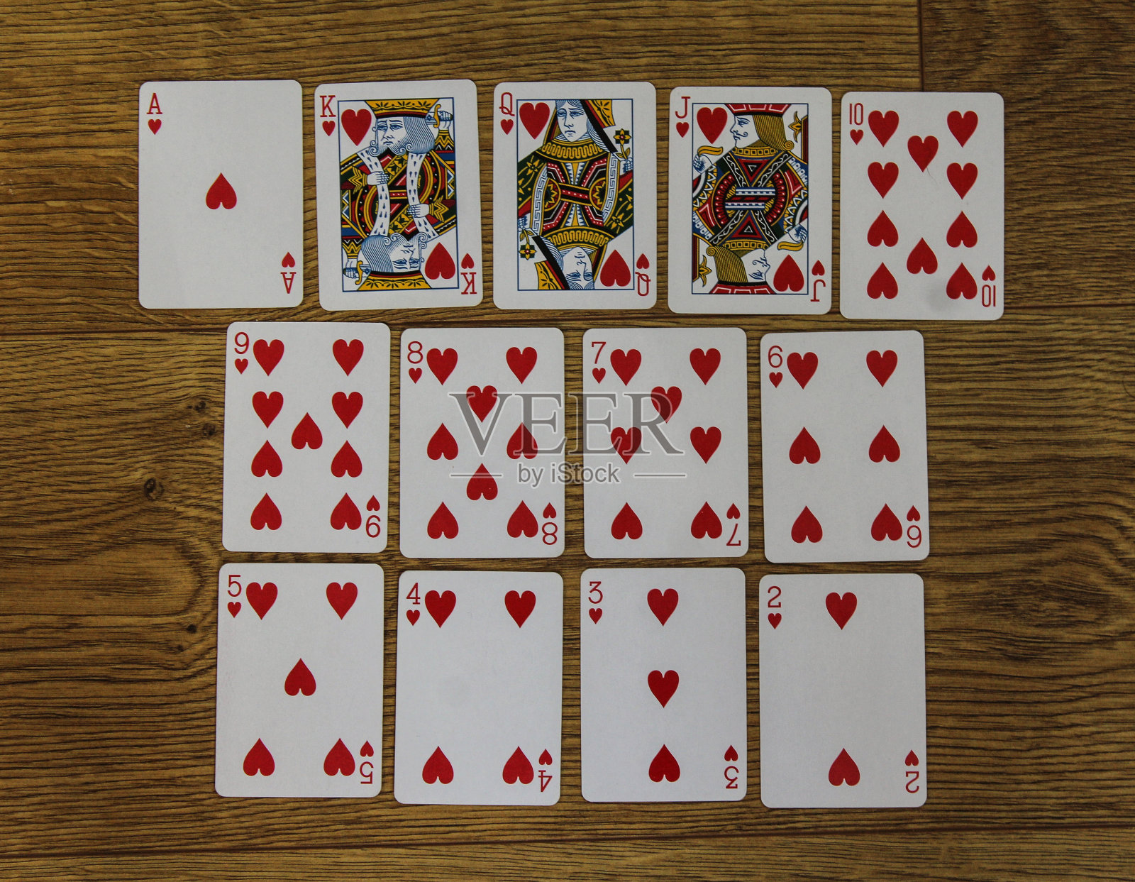 扑克牌红心两色经典设计在木制背景上照片摄影图片