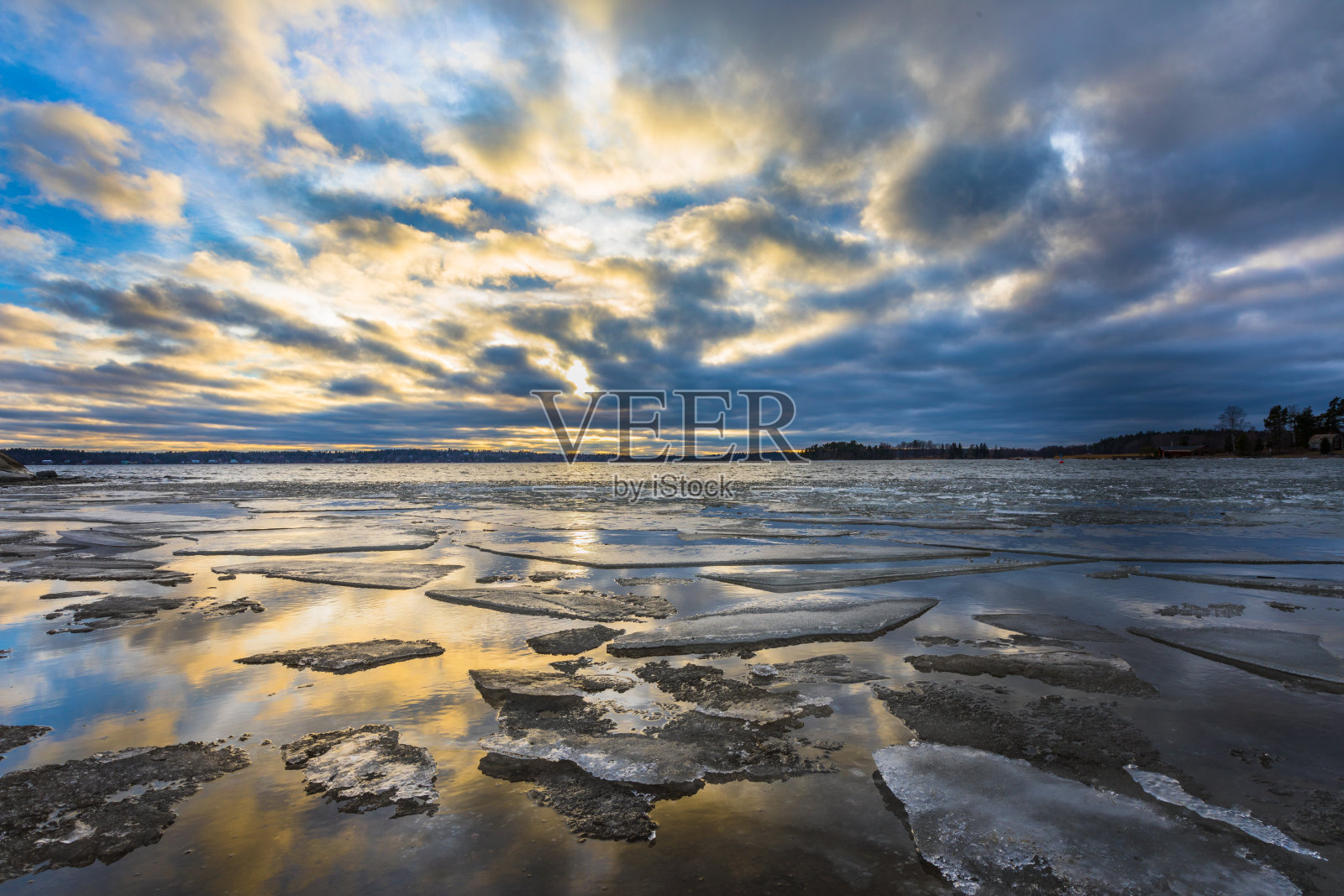 浮冰上的日落照片摄影图片